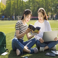 國(guó)萬(wàn)校園招生繳費(fèi)系統(tǒng)從繳費(fèi)者的角度分為兩類(lèi)，分別為校內(nèi)用戶(hù)與校外用戶(hù)，校內(nèi)用戶(hù)通過(guò)統(tǒng)一身份認(rèn)證登錄到系統(tǒng)中，選擇校方提供的繳費(fèi)項(xiàng)目，選擇自己的支付方式即可完成整個(gè)繳費(fèi)過(guò)程。校外用戶(hù)可以通過(guò)兩種方式登陸：注冊(cè)與支付碼登陸，或通過(guò)招生老師分享付款二維碼方式登陸后可以完成繳費(fèi)過(guò)程。